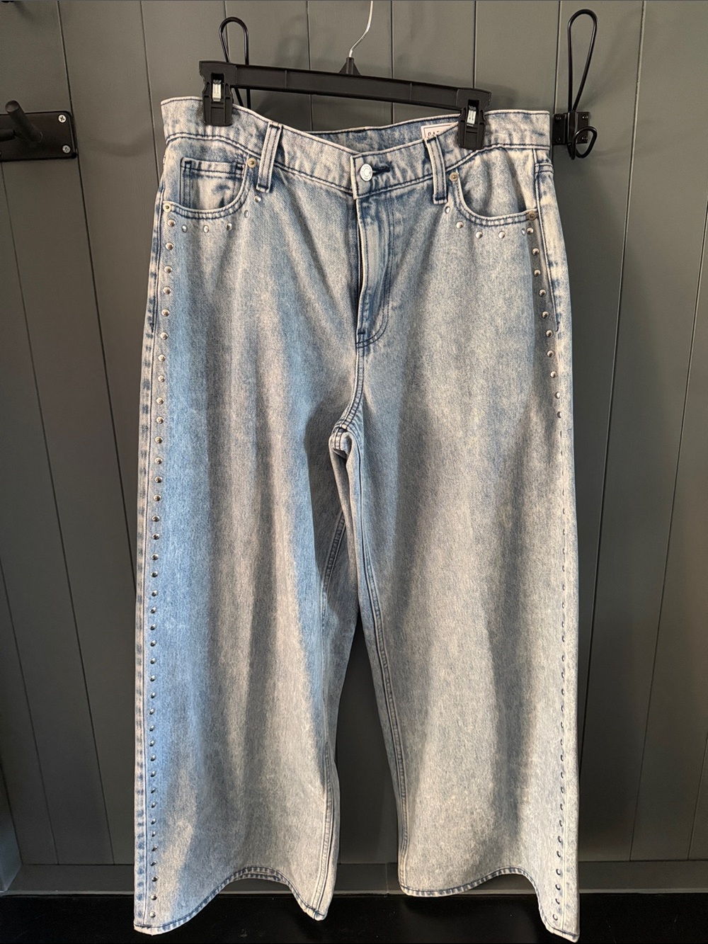 Women’s Light Wash Stud-Trim Jeans